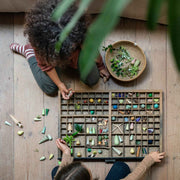 Kinder spielen mit Forest Tree - Holzfiguren handbemalt wie Bäume - von Grapat