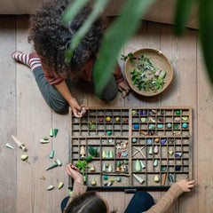 Kinder spielen mit Forest Tree - Holzfiguren handbemalt wie Bäume - von Grapat