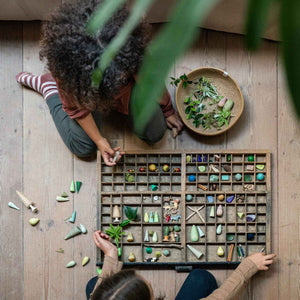 Kinder spielen mit Forest Tree - Holzfiguren handbemalt wie Bäume - von Grapat