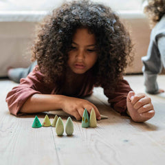 Kinder spielen mit Forest Tree - Holzfiguren handbemalt wie Bäume - von Grapat