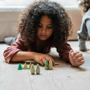 Kinder spielen mit Forest Tree - Holzfiguren handbemalt wie Bäume - von Grapat