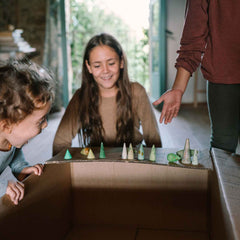 Kinder spielen mit Forest Tree - Holzfiguren handbemalt wie Bäume - von Grapat