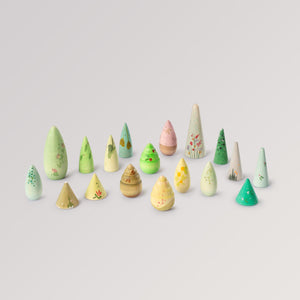 Kinder spielen mit Forest Tree - Holzfiguren handbemalt wie Bäume - von Grapat