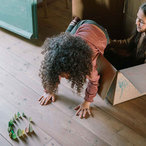 Kinder spielen mit Forest Tree - Holzfiguren handbemalt wie Bäume - von Grapat
