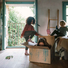 Kinder spielen mit Forest Tree - Holzfiguren handbemalt wie Bäume - von Grapat
