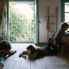 Kinder spielen mit Forest Tree - Holzfiguren handbemalt wie Bäume - von Grapat