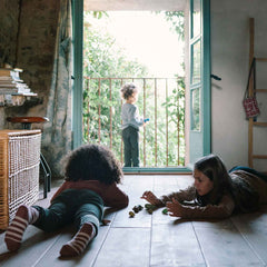 Kinder spielen mit Forest Tree - Holzfiguren handbemalt wie Bäume - von Grapat