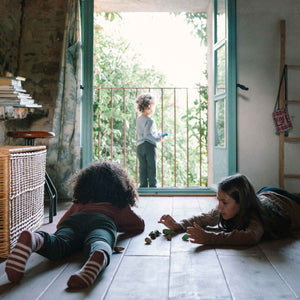 Kinder spielen mit Forest Tree - Holzfiguren handbemalt wie Bäume - von Grapat