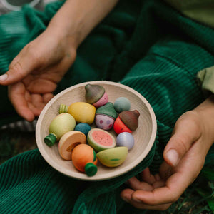 Fruits von Grapat: handbemalte Früchte und Obst in Teller neben Kind