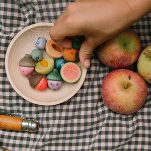 Kind spielt mit Fruits von Grapat: handbemalte Früchte und Obst aus Holz