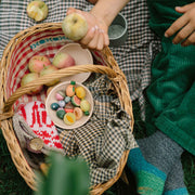 Kind spielt mit Fruits von Grapat: handbemalte Früchte und Obst aus Holz