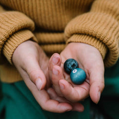 Kind spielt mit Fruits von Grapat: handbemalte Früchte und Obst aus Holz