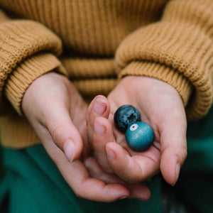 Kind spielt mit Fruits von Grapat: handbemalte Früchte und Obst aus Holz