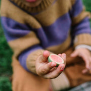 Kind spielt mit Fruits von Grapat: handbemalte Früchte und Obst aus Holz