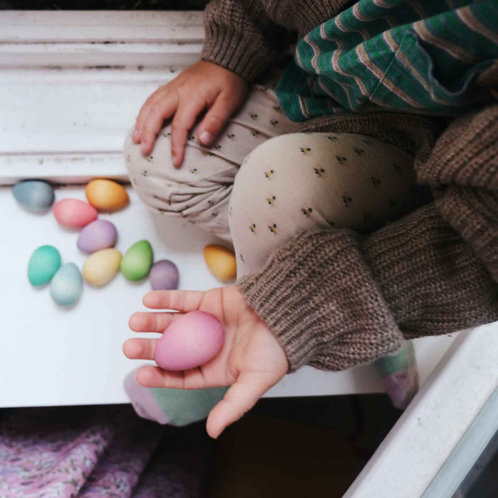 Kind spielt mit Happy Eggs von Grapat
