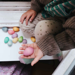 Kind spielt mit Happy Eggs von Grapat