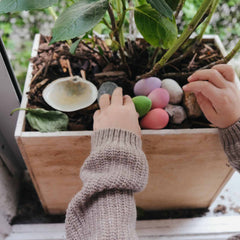 Kind findet Osternest mit Happy Eggs von Grapat