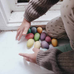 Kind spielt am Fensterbrett mit Happy Eggs von Grapat