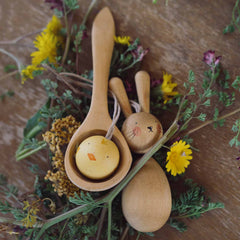 Hop and Beep - Oster-Oranamente von Grapat auf dem Tisch