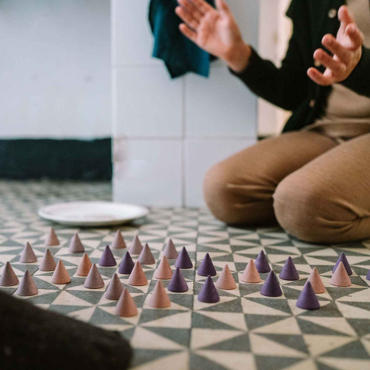Kind spielt mit 36 Mandala-Kegel (Peaks) von Grapat