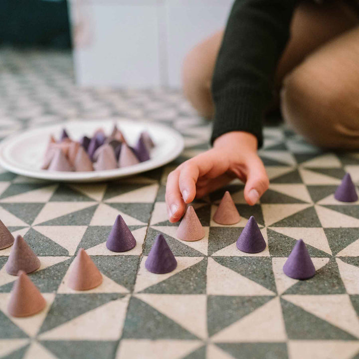 Kind spielt mit 36 Mandala-Kegel (Peaks) von Grapat