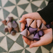 Kind spielt mit 36 Mandala-Kegel (Peaks) von Grapat