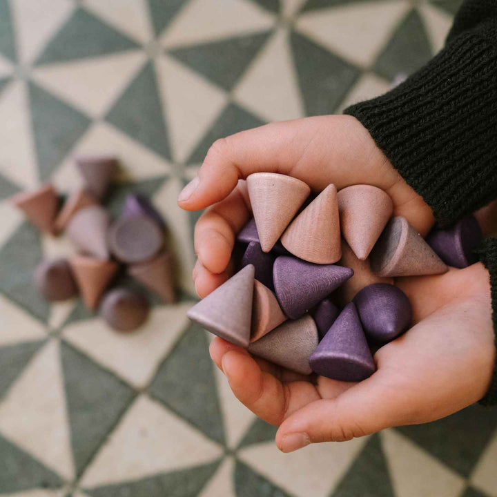 Kind spielt mit 36 Mandala-Kegel (Peaks) von Grapat