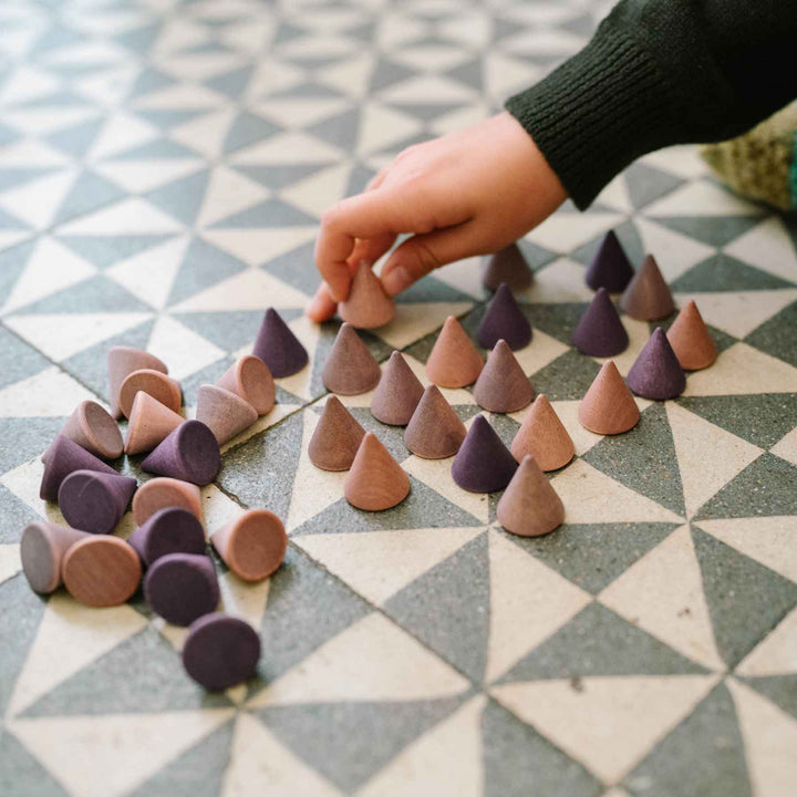 Kind spielt mit 36 Mandala-Kegel (Peaks) von Grapat