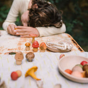 Kind spiel mit Mushroom Grove von Grapat - handbemalte Holzpilze