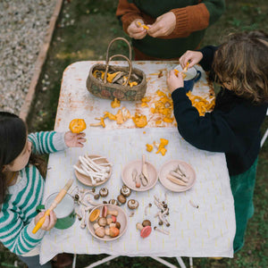 Kinder spielen mit Mushroom Grove von Grapat - handbemalte Holzpilze