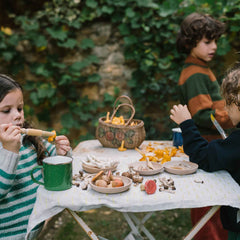 Kinder spielen mit Mushroom Grove von Grapat - handbemalte Holzpilze
