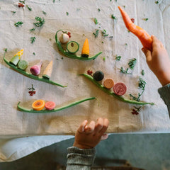 Kind spielt mit Veggies von Grapat - handbemaltes Holzgemüse