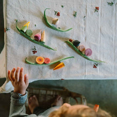 Kind spielt mit Veggies von Grapat - handbemaltes Holzgemüse