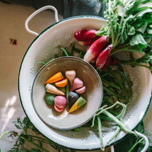 Veggies von Grapat - handbemaltes Holzgemüse liegt neben echtem Gemüse