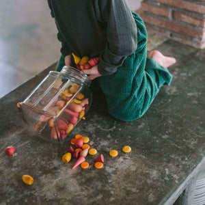 Kind spielt mit Warm Mandala Mix von Grapat - 81 Holzelemente in warmen orange-rot Tönen