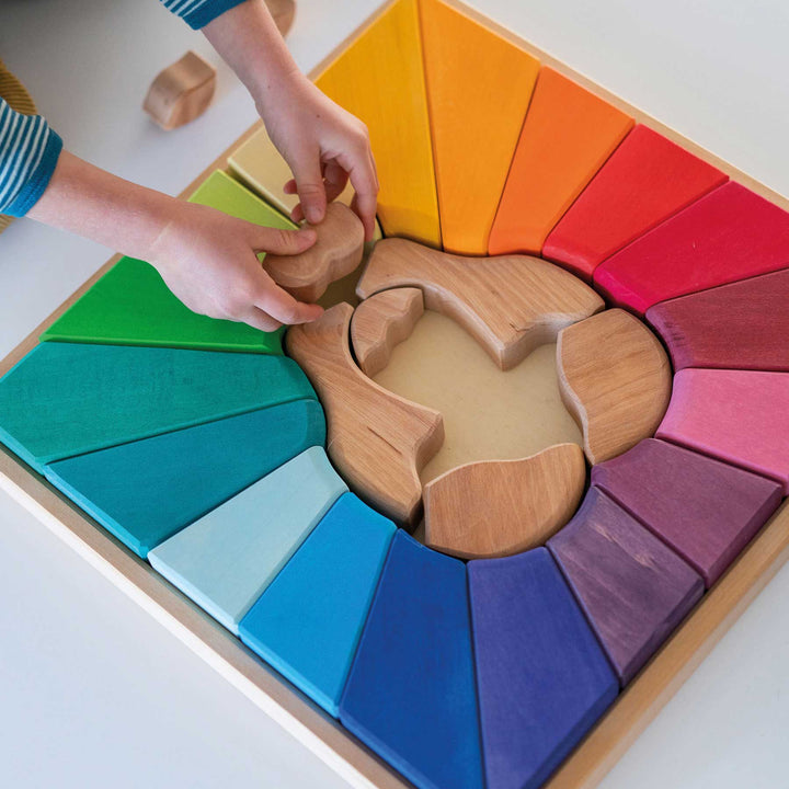 Bauspiel Regenbogenlöwe von Grimm's - in bunten Farben