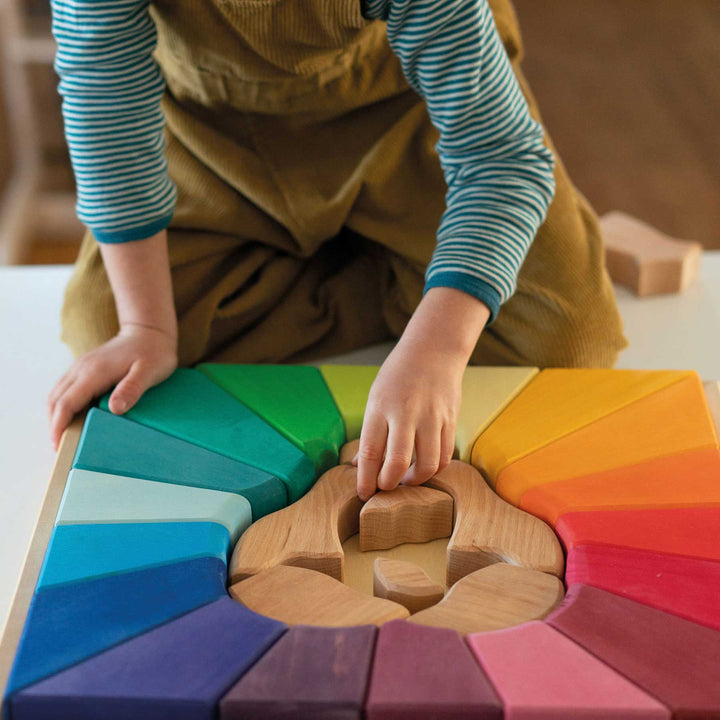 Bauspiel Regenbogenlöwe von Grimm's - in bunten Farben