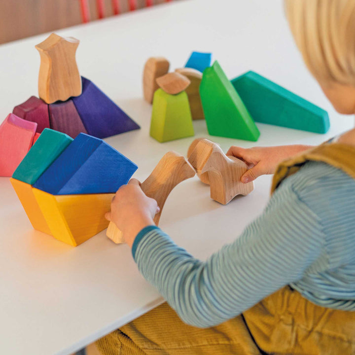 Bauspiel Regenbogenlöwe von Grimm's - Kind beim Spielen