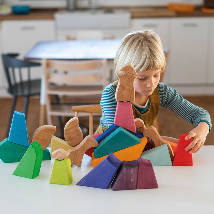 Bauspiel Regenbogenlöwe von Grimm's - Kind beim Spielen