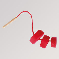 Grimms Erstes Fädelspiel Holznadel beim Auffädeln roter Holzscheiben