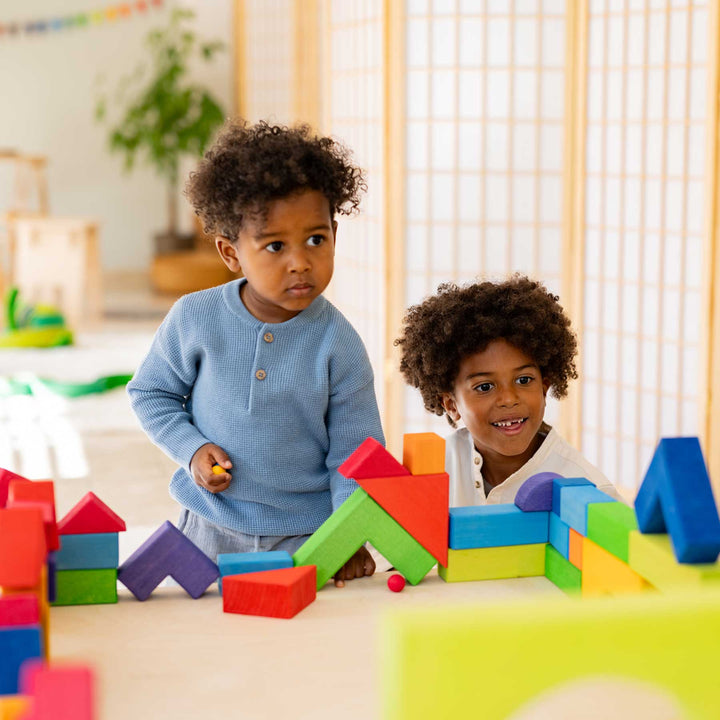 Bunter Grundbaukasten 2 von Grimm's - Kinder beim Spielen