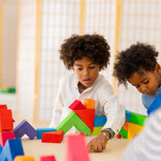 Bunter Grundbaukasten 2 von Grimm's - Kinder beim Spielen