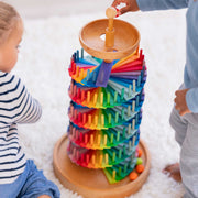 Bausatz Kugelbahn von Grimm's - Kinder beim Spielen