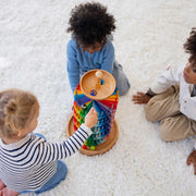 Bausatz Kugelbahn von Grimm's - Kinder beim Spielen