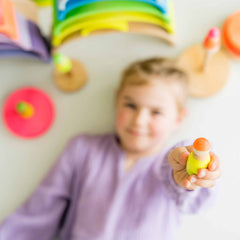 Mädchen hält Neonfreunde Mix von Grimms nach oben