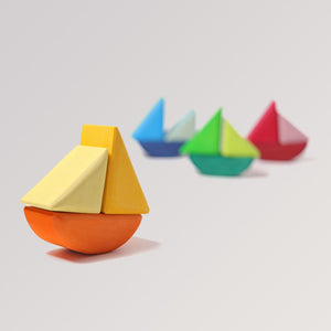 Schaukelschiffe von Grimm's (12-teilig) in 4 Farbtönen aus Holz
