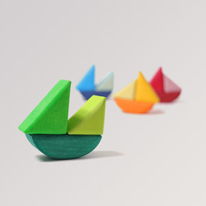 Schaukelschiffe von Grimm's (12-teilig) in 4 Farbtönen aus Holz