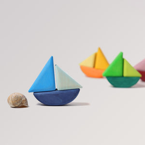Schaukelschiffe von Grimm's (12-teilig) in 4 Farbtönen aus Holz
