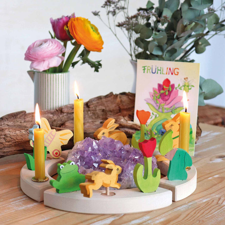 Steckfigur Frosch von Grimm's - dekoriert mit anderen Steckern zum Thema Frühlingsdeko für Geburtstagsringe