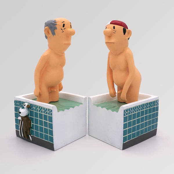 Buchstützen - Herren im Bad (Badewanne) von Loriot